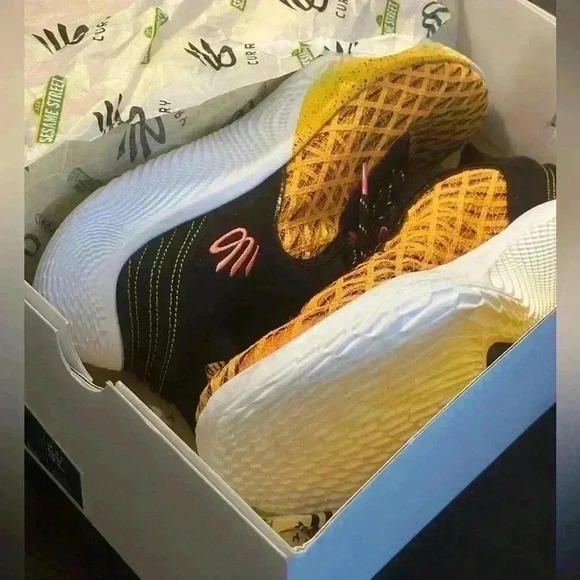 Under Armour Curry 9 Street Sesame Street Size M 13.5 W 15 Yellow Black Sneakers - Picture 9 of 10